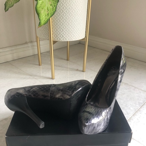 Carlos Santana Shoes Silver Snake Skin Pumps - Picture 2 of 6